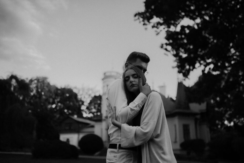 sesja narzeczeńska o zachodzie słóńca